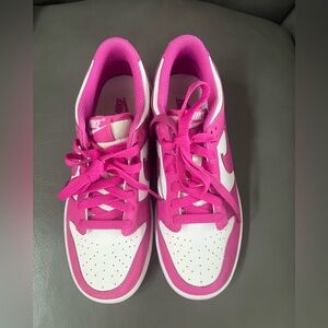 Nike Dunk Low in the "Laser Fuchsia" colorway - Like New. Size 5Y